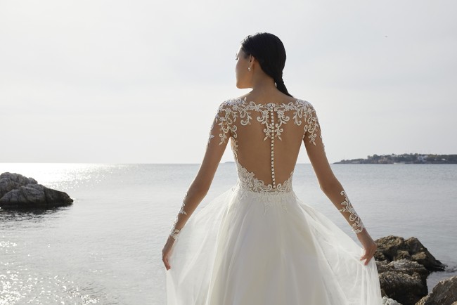 Robe de mariée manches longues, dos boutonné