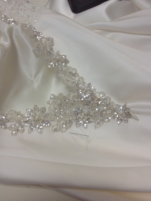 exemple d'utilisation, galon avec sequins sur robe de mariée dos ouvert.