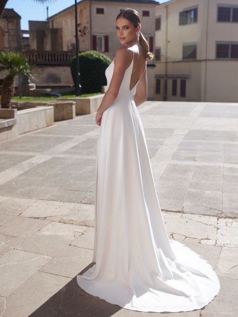 bianco-evento-bridal-dress-adelina-_2_ robe de mariée épurée, fluide avec fente, bretelles fines.