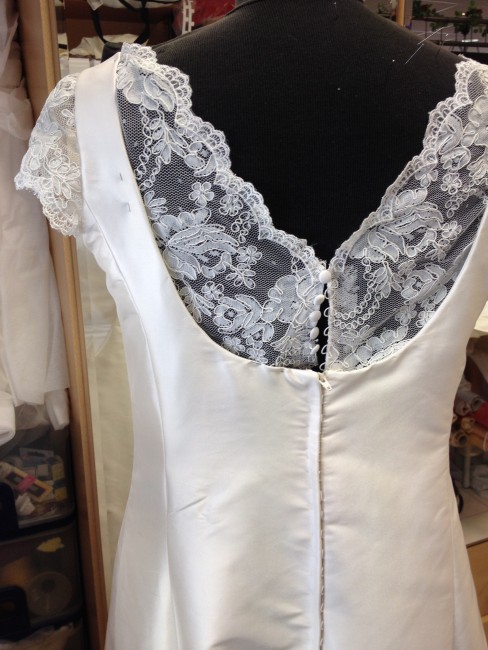 fermer le dos avec dentelle