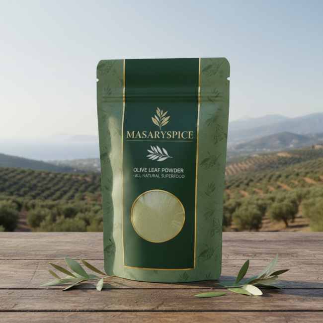 Sachet MASARYSPICE de poudre de feuille d’olivier sur fond de champ d’oliviers en Turquie