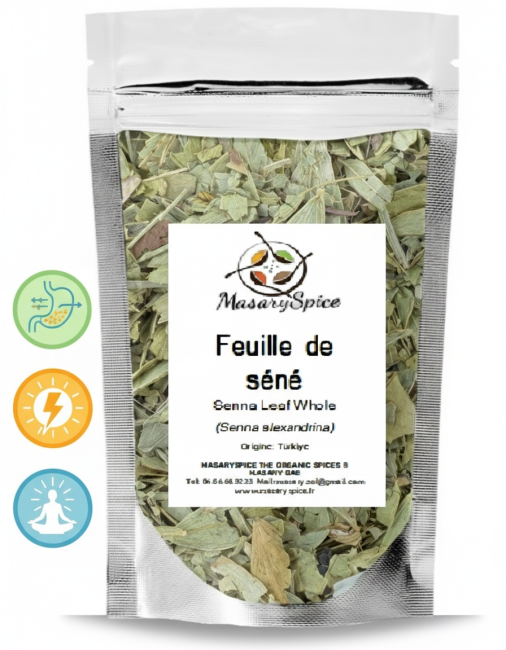 Sachet de feuille de séné MasarySpice posé dans l’herbe en plein air