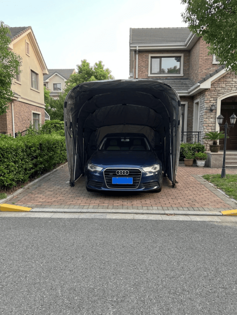 Audi M devant une entrée de maison