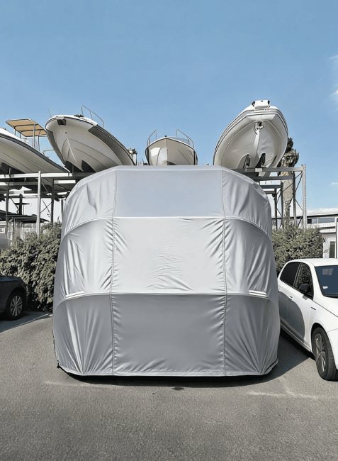 citadine bleue marine sur parking du port protection complète
