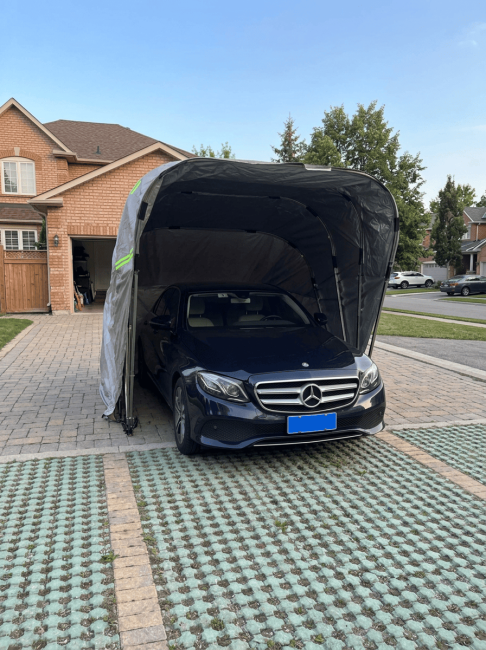 mercedes berline parking extérieur devant maison