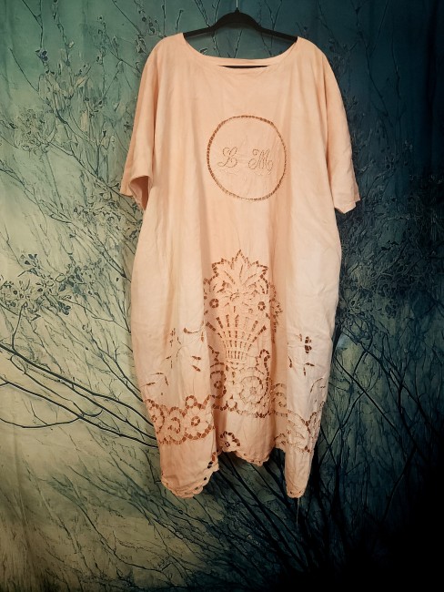 Pièce unique , robe oversize , linge ancien , broderie main , bohème