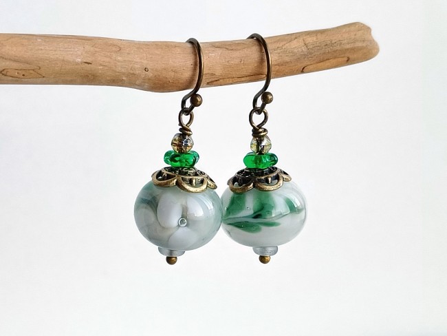 Boucles d'oreilles Blanc/Vert/Bronze, Perles Artisanales Verre Filé au Chalumeau, Boucles d'oreilles Boules Courtes "Gardénia"