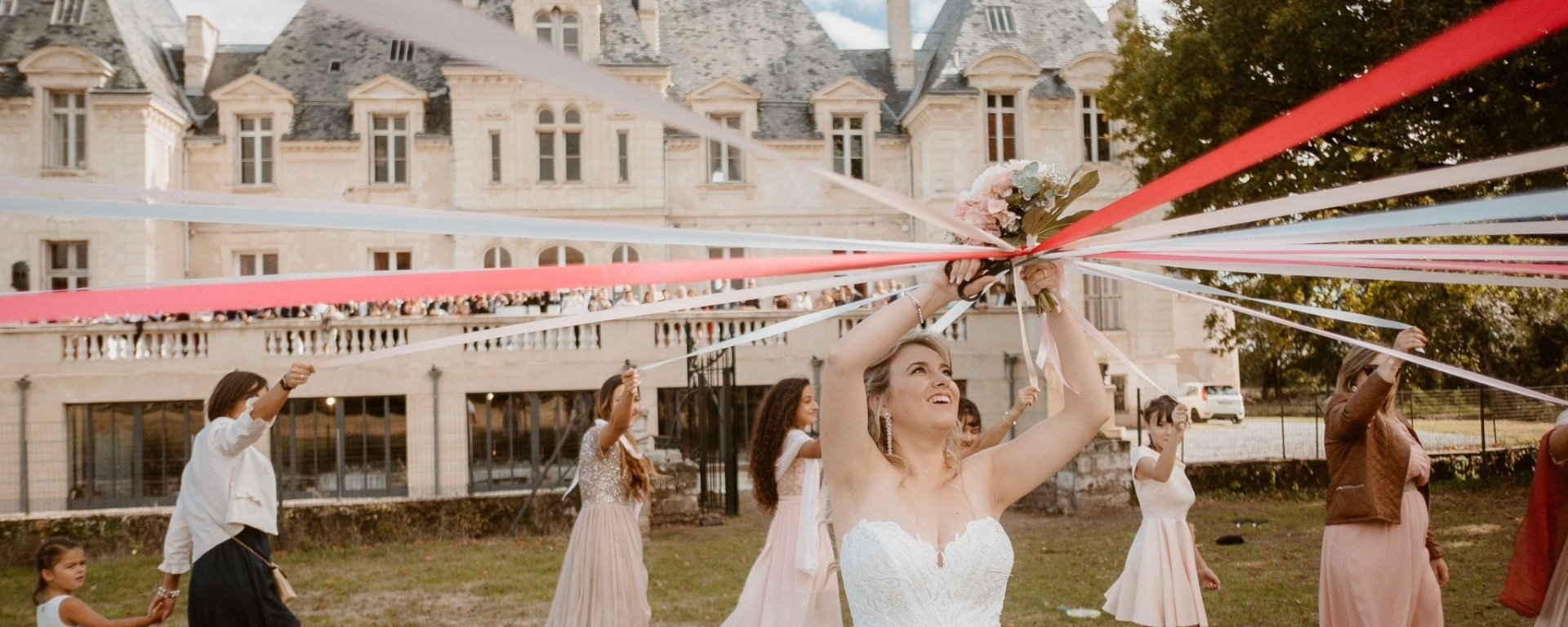 Nouvelle tendance mariage : le jeu des rubans de la mariée