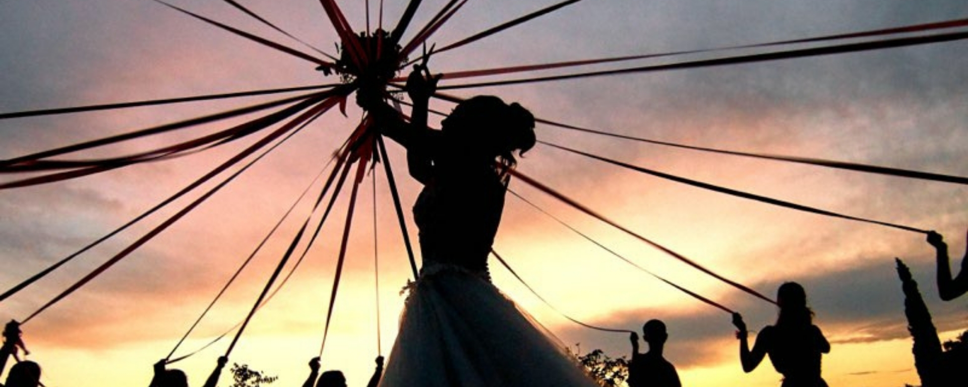 jeu des rubans de la mariée pour les mariages bohèmes et originaux au coucher de soleil 