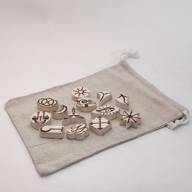 Runes de Sorcière en Frêne – Jeu de 13 Runes Divinatoires Artisanales - By LB (4)