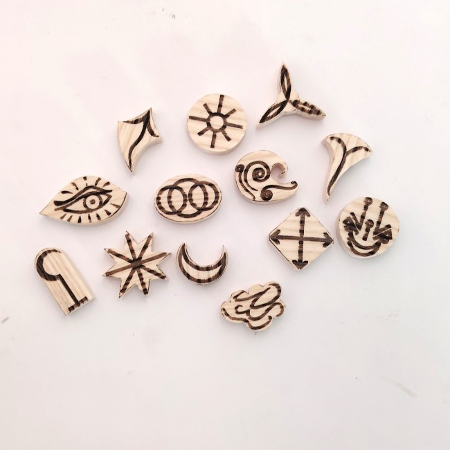 Runes de Sorcière en Frêne – Jeu de 13 Runes Divinatoires Artisanales - By LB (3)