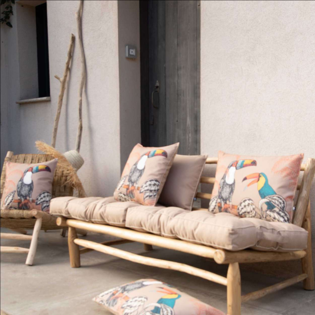 Coussin extérieur toco atmosphère Sud Étoffe. Déperlant, anti-UV et motif exotique pour terrasse et jardin.