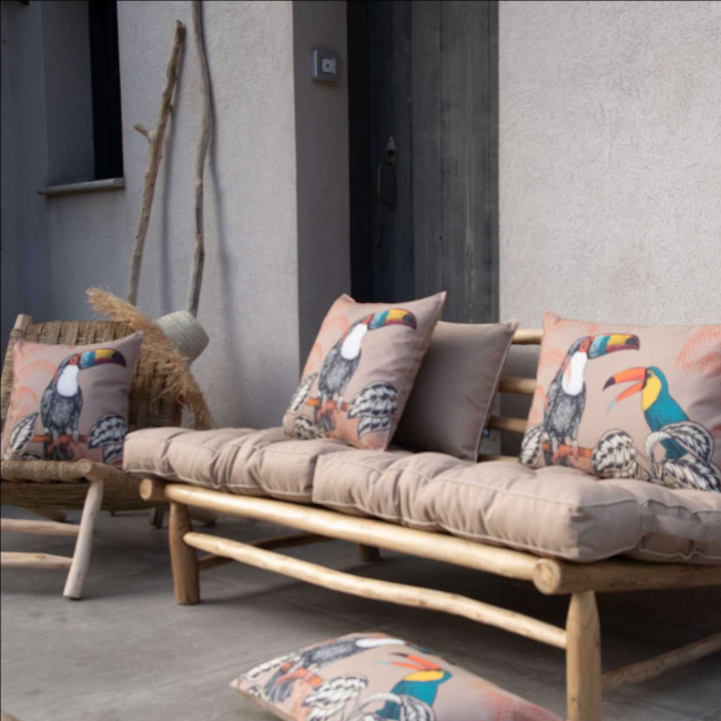Coussin extérieur toco atmosphère Sud Étoffe. Déperlant, anti-UV et motif exotique pour terrasse et jardin.