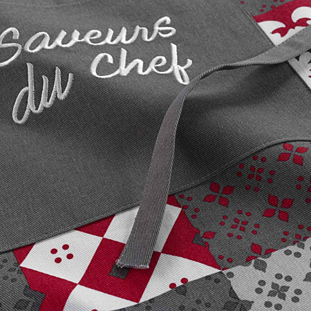 Tablier de cuisine coton gris et rouge 84 cm avec poche | Irisia Maison Tablier de cuisine coton gris et rouge 84 cm avec poche | Irisia Maison