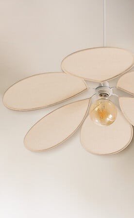 Détail abat‑jour pétales beige suspension plafond déco