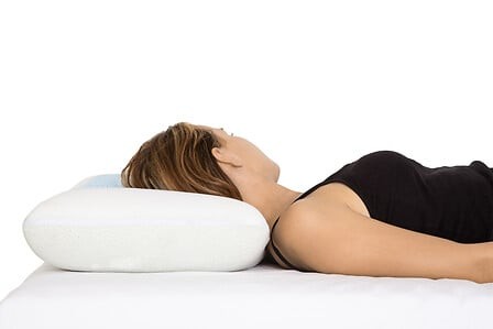 oreiller gel mémoire de forme 50x30 cm posé sur lit