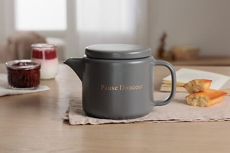 Théière Belle Journée sur table pour moment thé convivial