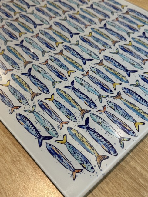 Planche à découper en verre Sardines 40 × 30 cm | Irisia Maison