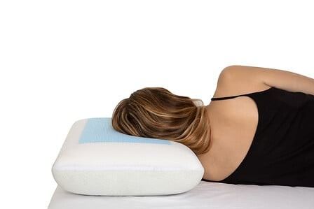 oreiller gel mémoire de forme 50x30 cm posé sur lit