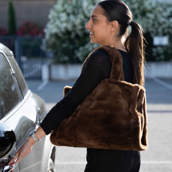 sac cabas marron fausse fourrure 38x30 cm effet doudou sac cabas marron fausse fourrure 38x30 cm effet doudou
