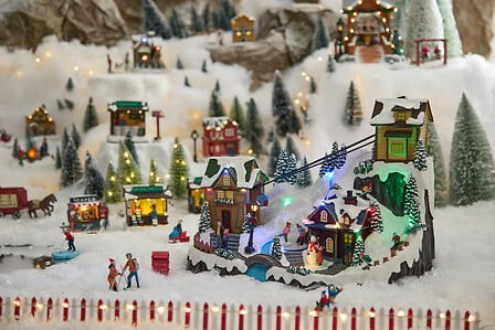 Village de Noël lumineux téléski 17 LED 42 cm | Irisia Maison Village de Noël lumineux téléski 17 LED 42 cm | Irisia Maison