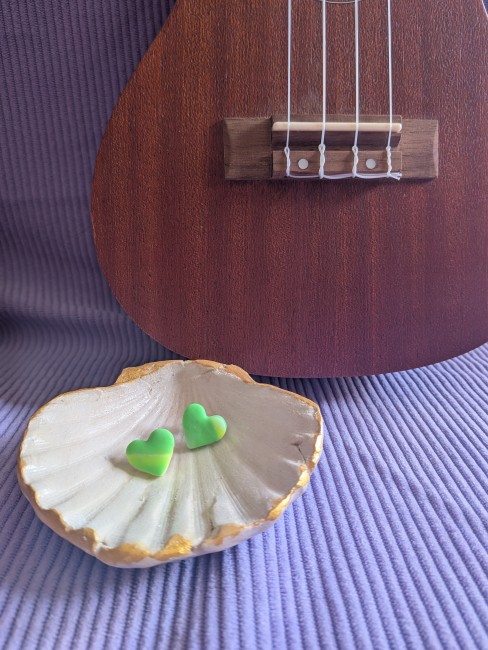 Boucle clou coeur vert