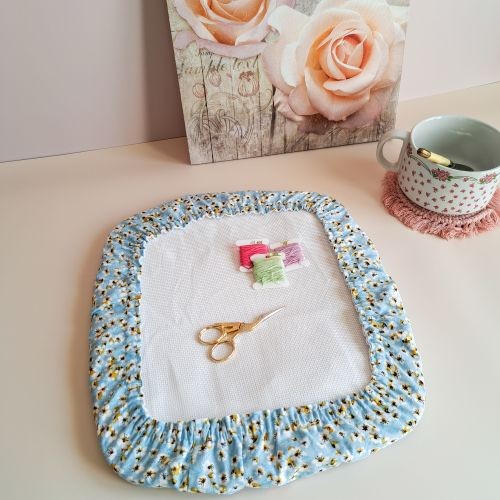 protection nurge de broderie couleur bleu avec des fleurs