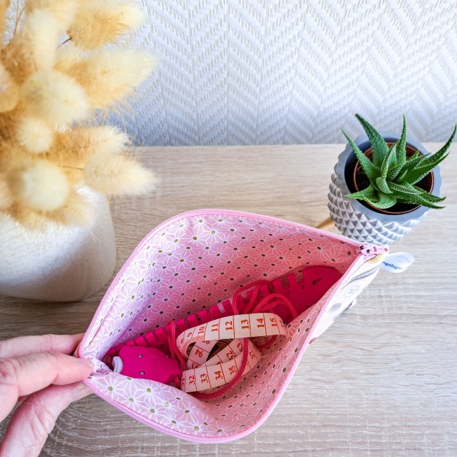 trousse-zippee-rose-tricot-broderie-Angélique-La-fée-En-Fil trousse zippée rose tricot broderie