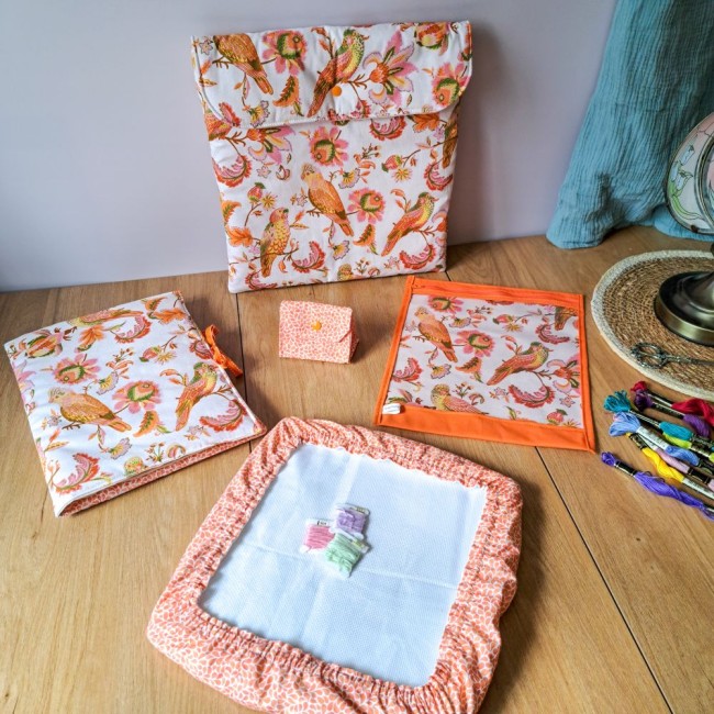 accessoire pour la broderie orange et imprimé oiseaux organisateur de broderie, poubelle à fil, pochette à projet et pochette pour cadre à broder