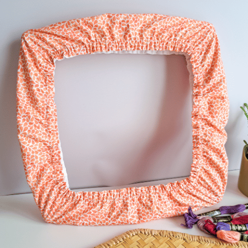 collection-lumiere-vegetale-couleur-mandarine-grime-guard-carre Grime guard carré de la collection Lumière Végétale, couleur mandarine, motif végétal orange clair – accessoire pour tambour ou Q-snap, création artisanale Angélique La fée En Fil.