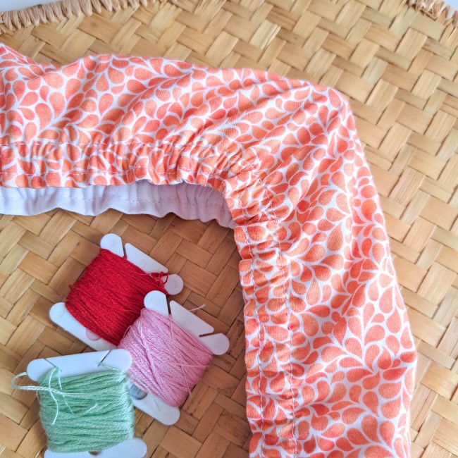 collection-lumiere-vegetale-couleur-mandarine-grime-guard-brodeuse Grime guard de la collection Lumière Végétale, couleur mandarine, avec fils à broder rouges, roses et verts – création artisanale Angélique La fée En Fil.