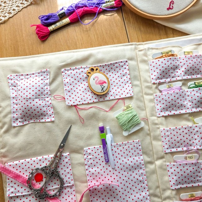 trousse-brodeuse-pique-aiguille-broderie-interieur-pois-rouges-alice-angelique-la-fee-en-fil.jpg Vue intérieure de la trousse de brodeuse Alice en tissu blanc à pois rouges avec rangements cartonnettes, ciseaux et accessoires, création artisanale Angélique La Fée En Fil.