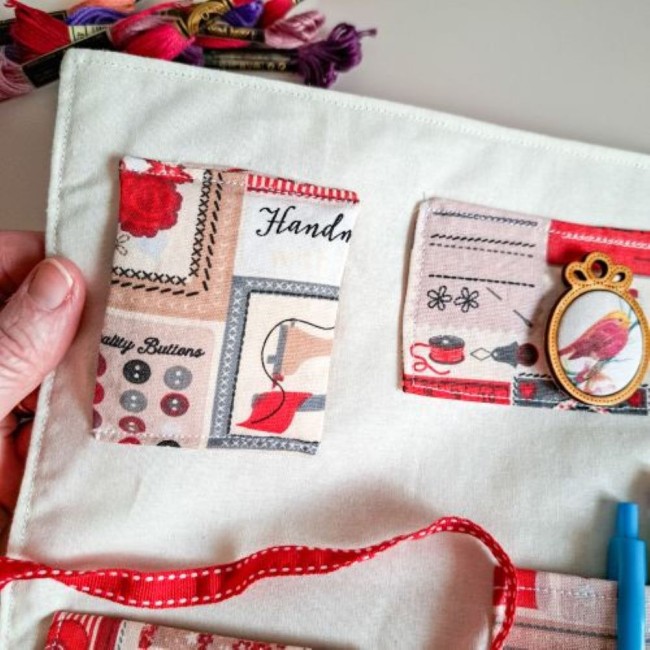 organisateur-broderie-rangement-accessoire-point-de-croix-coussin-a-aiguille-gigi-angelique-la-fee-en-fil coussin d'aiguille de l'organisateur de point de croix crée par Angélique La Fée En Fil
