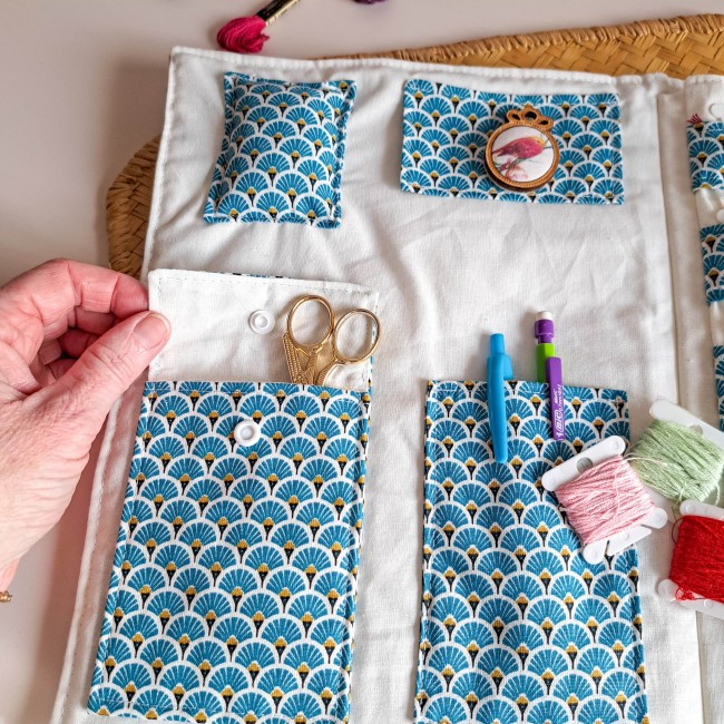 Trousse de brodeuse artisanale avec poches en tissu bleu motif éventail, rangements pour ciseaux, fils et stylos à broder – création Angélique La fée En Fil.