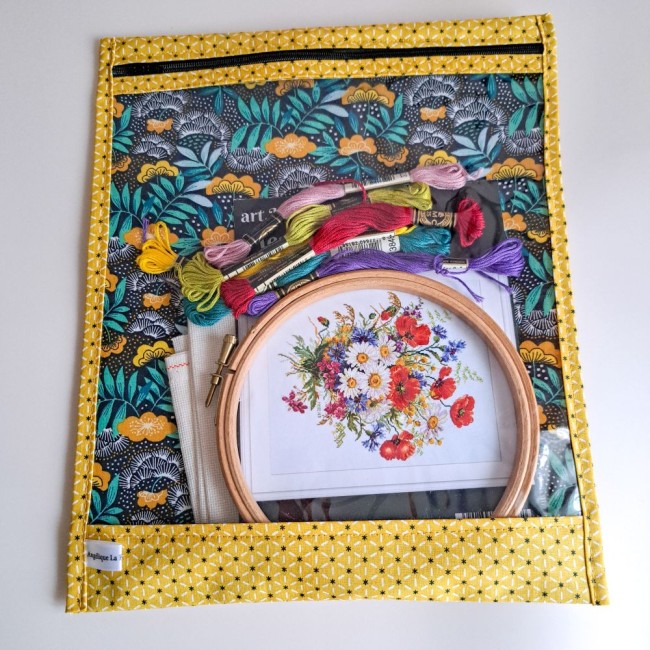 pochette-à-projet-vinyle-broderie-fils-a-broder-motif-fleur-jaune-angelique-la-fee-en-fil pochette à projet vinyle point de croix