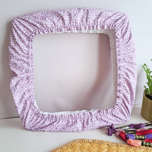 collection-lumiere-vegetale-couleur-lavande-grime-guard-carre Grime guard carré de la collection Lumière Végétale, couleur lavande, motif végétal violet clair – accessoire pour tambour ou Q-snap, création artisanale Angélique La fée En Fil.