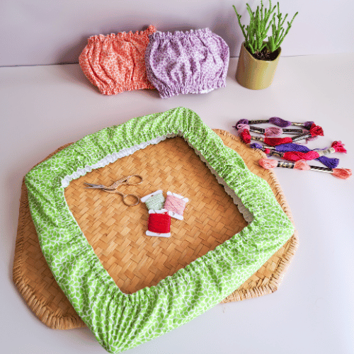 collection-lumiere-vegetale-grime-guards-verveine-lavande-mandarine Grime guards de la collection Lumière Végétale en couleurs verveine, lavande et mandarine, présentés avec des fils à broder et des ciseaux sur un fond naturel – créations artisanales Angélique La fée En Fil.