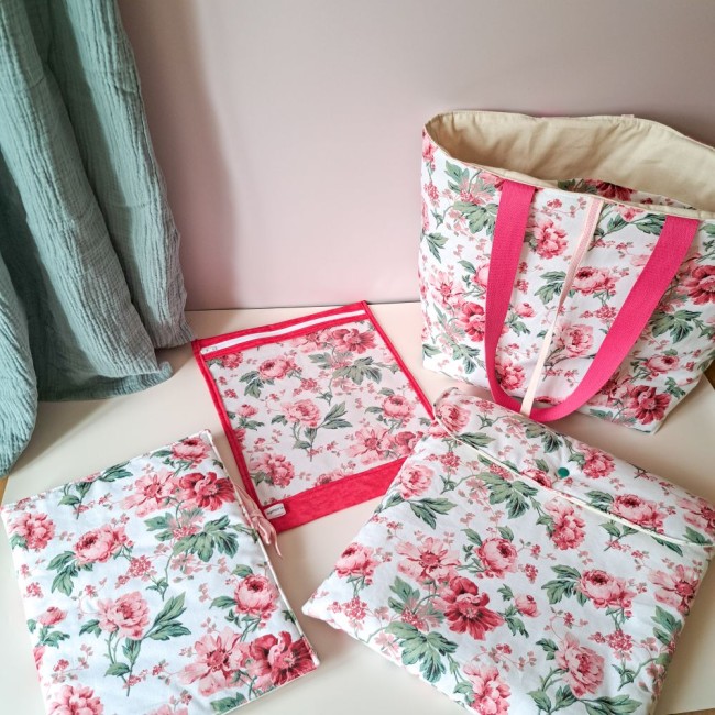 collection-accessoires-broderie-fleurs-roses-sofia-angelique-la-fee-en-fil Ensemble complet d'accessoires de broderie collection Sofia : trousse de brodeuse, sac cabas, pochette à projet et housse pour cadre à broder assortis. Création Angélique La Fée En Fil