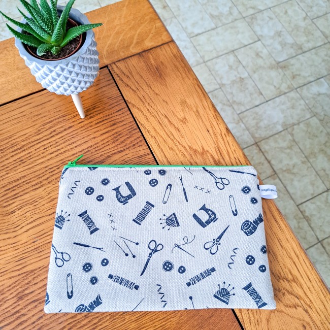 trousse-punch-needle-noir-blanc-Angélique-La-fée-En-Fil trousse punch needle noir