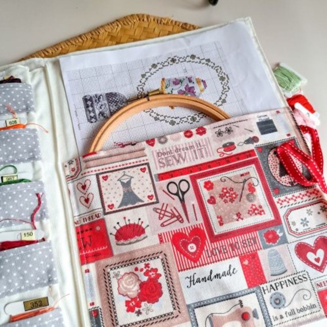 organisateur-point-de-croix-rangement-matériel-broderie-gigi-angelique-la-fee-en-fil un tambour à broder et un diagramme de point de croix sont rangé dans une pochette de la trousse de broderie crée par Angélique La Fée En Fil