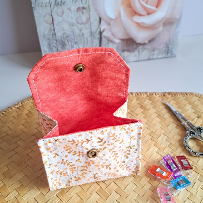 Poubelle-à-fil-à-broder-beige-broderie-bouton-pression-Angélique-La-Fée-En-fil poubelle à fil beige pour fils à broder de broderie