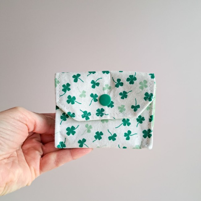 poubelle-à-fil-trèfle-tricot-laine-Angélique-La-fée-En-fil poubelle à fil de laine motif trèfle pour tricot