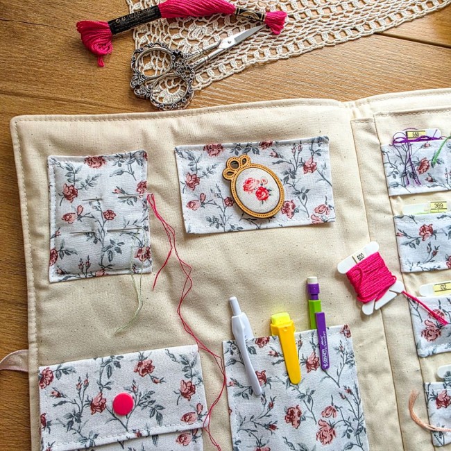 trousse-brodeuse-point-de-croix-rangements-outils-aiguilles-sofia-angelique-la-fee-en-fil Gros plan sur les rangements intérieurs de la trousse de brodeuse Sofia : coussin à aiguilles, support aimant à aiguille, étui à ciseaux et emplacements pour stylos. création Angélique La Fée En Fil