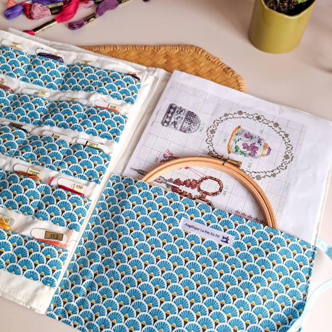 Trousse de brodeuse artisanale ouverte avec rangements pour fils à broder, tambour et grille de broderie, tissu motif éventail bleu – création Angélique La fée En Fil.