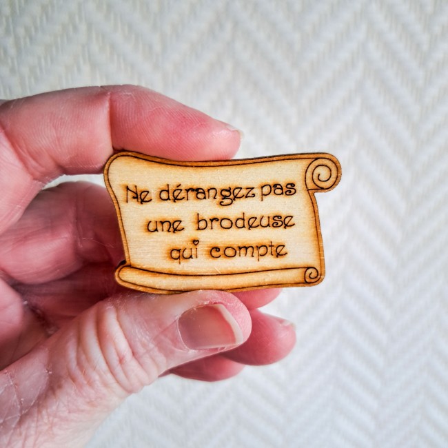 aimant à aiguille parchemin en bois message broderie et point de croix