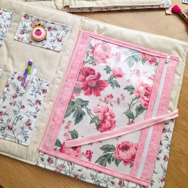 trousse-brodeuse-poche-zippee-transparente-sofia-angelique-la-fee-en-fil Gros plan sur la grande poche zippée transparente en vinyle de la trousse de brodeuse Sofia. Création Angélique la fée En Fil