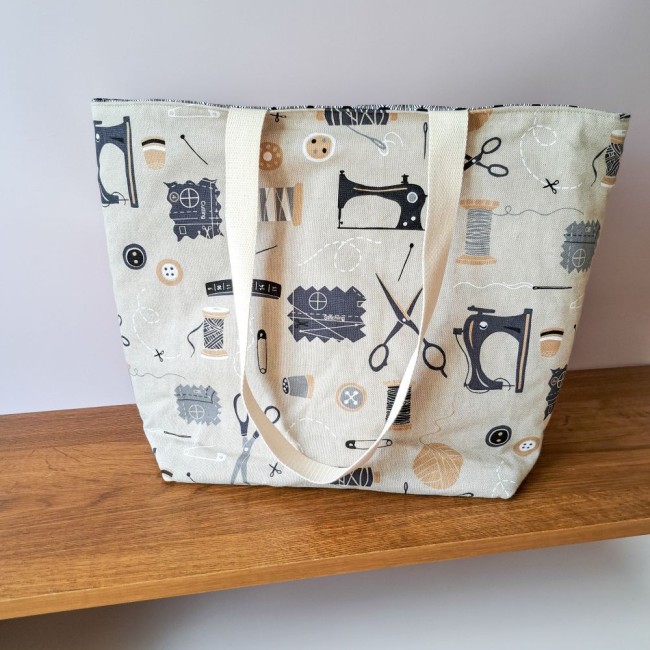 sac-cabas-travaux-aiguilles-angelique-la-fee-en-fil sac cabas Louise posé sur une étagère en coton imprimé accessoire de couture. Création Angélique La Fée En Fil