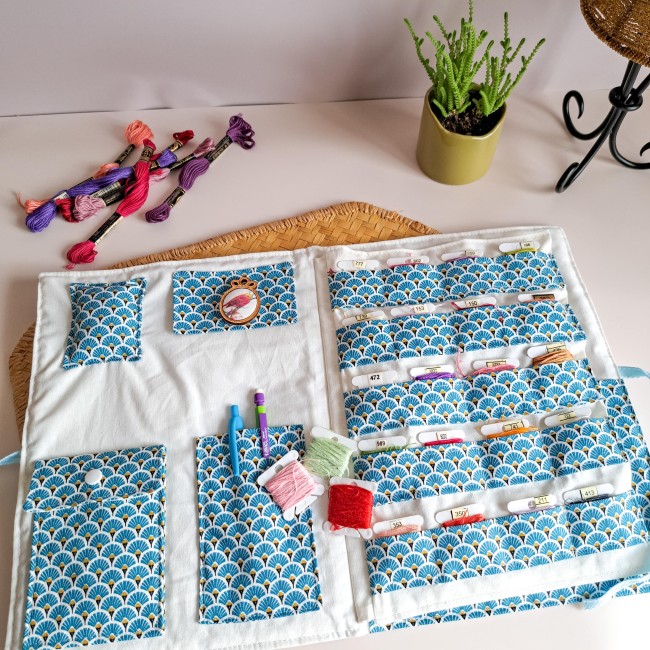 Trousse de brodeuse ouverte avec rangements pour fils à broder, poches en tissu bleu motif art déco – création artisanale Angélique La fée En Fil.