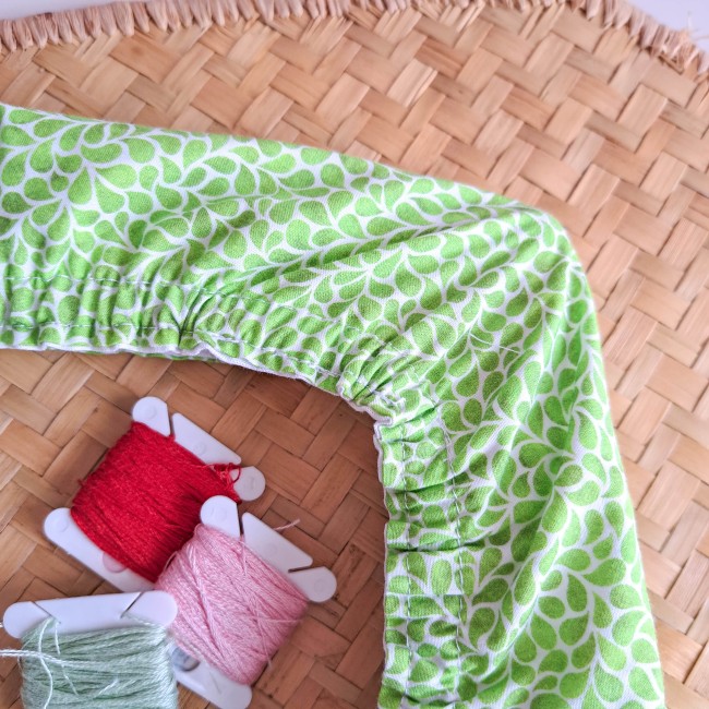 Grime guard de la collection Lumière Végétale, couleur vert, avec fils à broder rouges, roses et verts – création artisanale Angélique La fée En Fil.