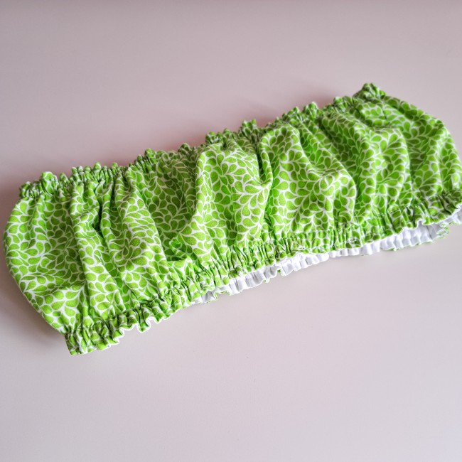 Grime guard de la collection Lumière Végétale, couleur verveine, motif végétal vert et blanc – accessoire pour tambour ou Q-snap, création artisanale Angélique La fée En Fil.